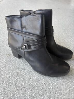 NWOB Clarks Women's block heel Ankle Boots size 11W